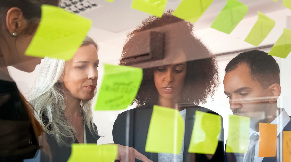 Managers en brainstorm sur la transparence salariale 2025
